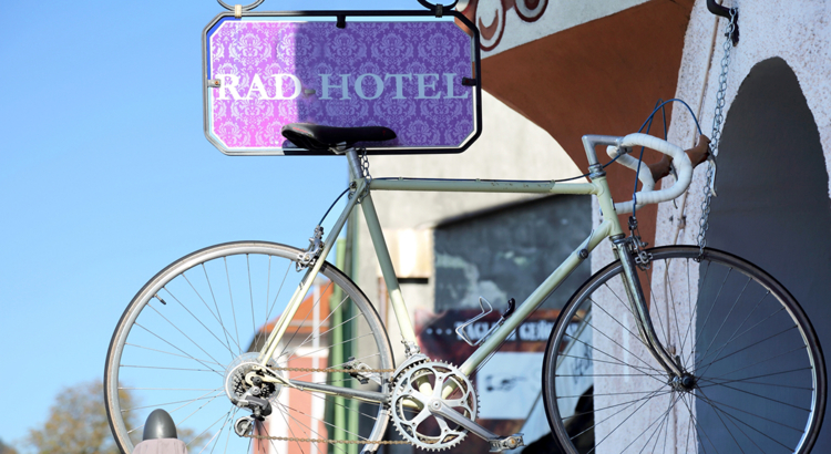 Rad-Hotel Schild Foto iStock Kirill_Liv.jpg